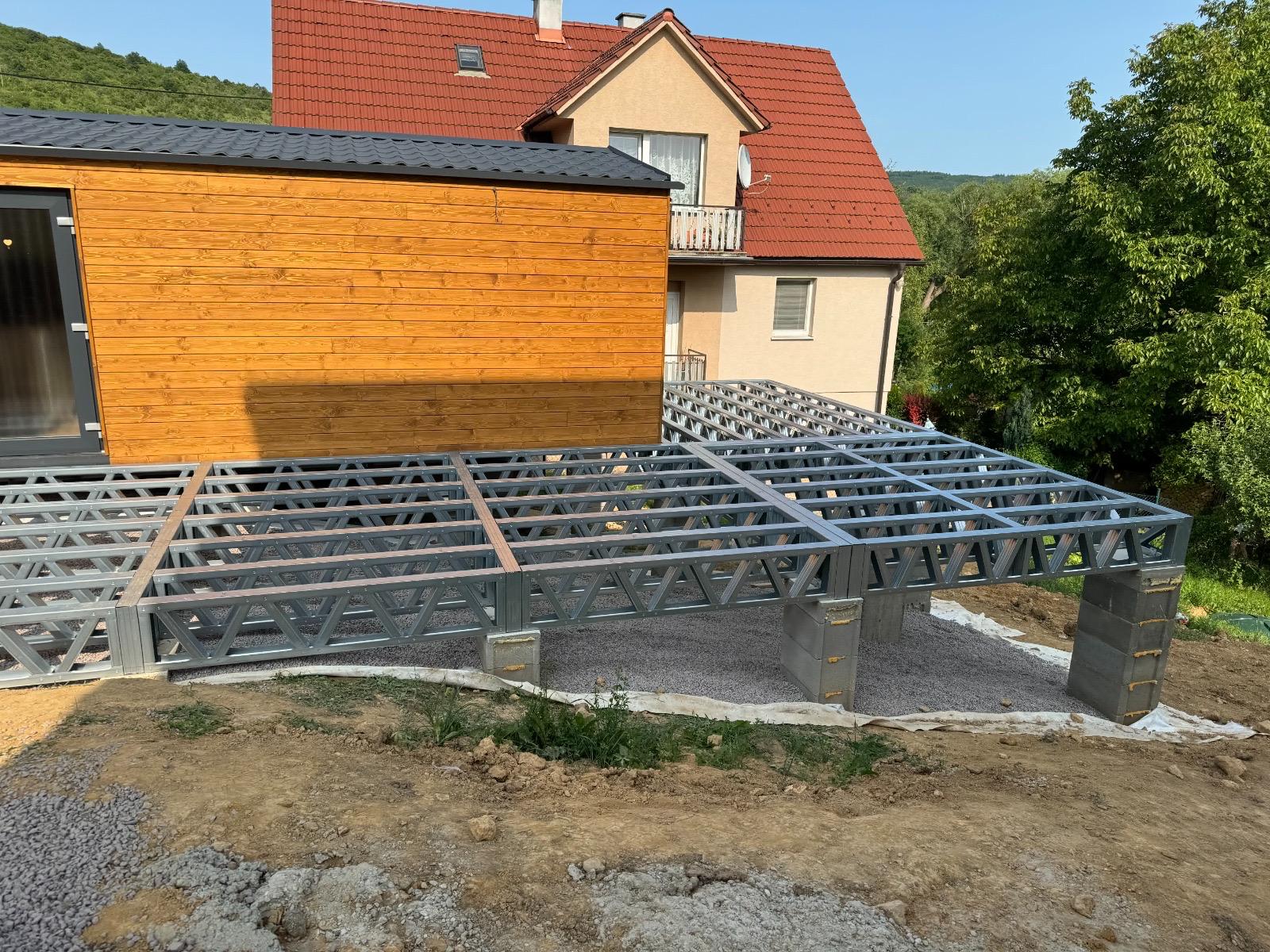 Oceľová konštrukcia v procese montáže